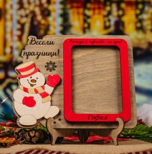 Коледна дървена фото рамка със снежен човек и гравирано име – персонализиран подарък